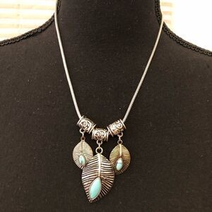 Silver Tone Necklace w/Turquoise